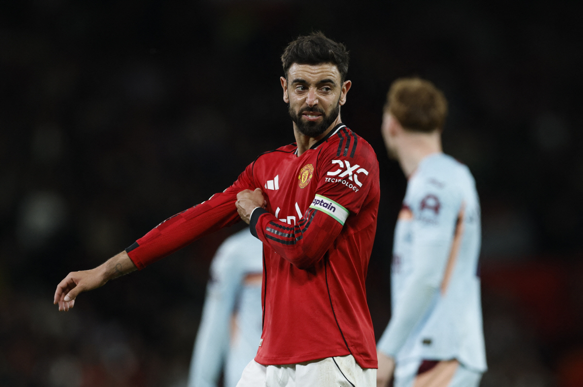 [오피셜]'EPL 최다 도움 -1' 사우디행 대신 맨유 UCL 이끈 '캡틴' 페르난데스, FWA 올해의 선수 '쾌거'...맨유 선수로는 루니 이후 16년만