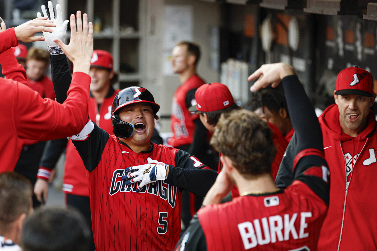 May 8, 2026; Chicago, Illinois, USA; Chicago White Sox first baseman Munetaka Murakami (5) celebrates with teammates in the dugout after hitting a solo home run against the Seattle Mariners during the first inning at Rate Field. Mandatory Credit: Kamil Krzaczynski-Imagn Images