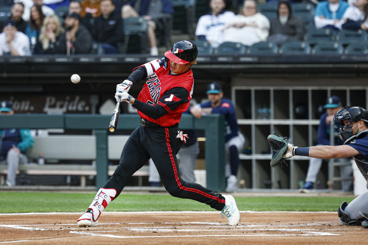 May 8, 2026; Chicago, Illinois, USA; Chicago White Sox first baseman Munetaka Murakami (5) hits a solo home run against the Seattle Mariners during the first inning at Rate Field. Mandatory Credit: Kamil Krzaczynski-Imagn Images