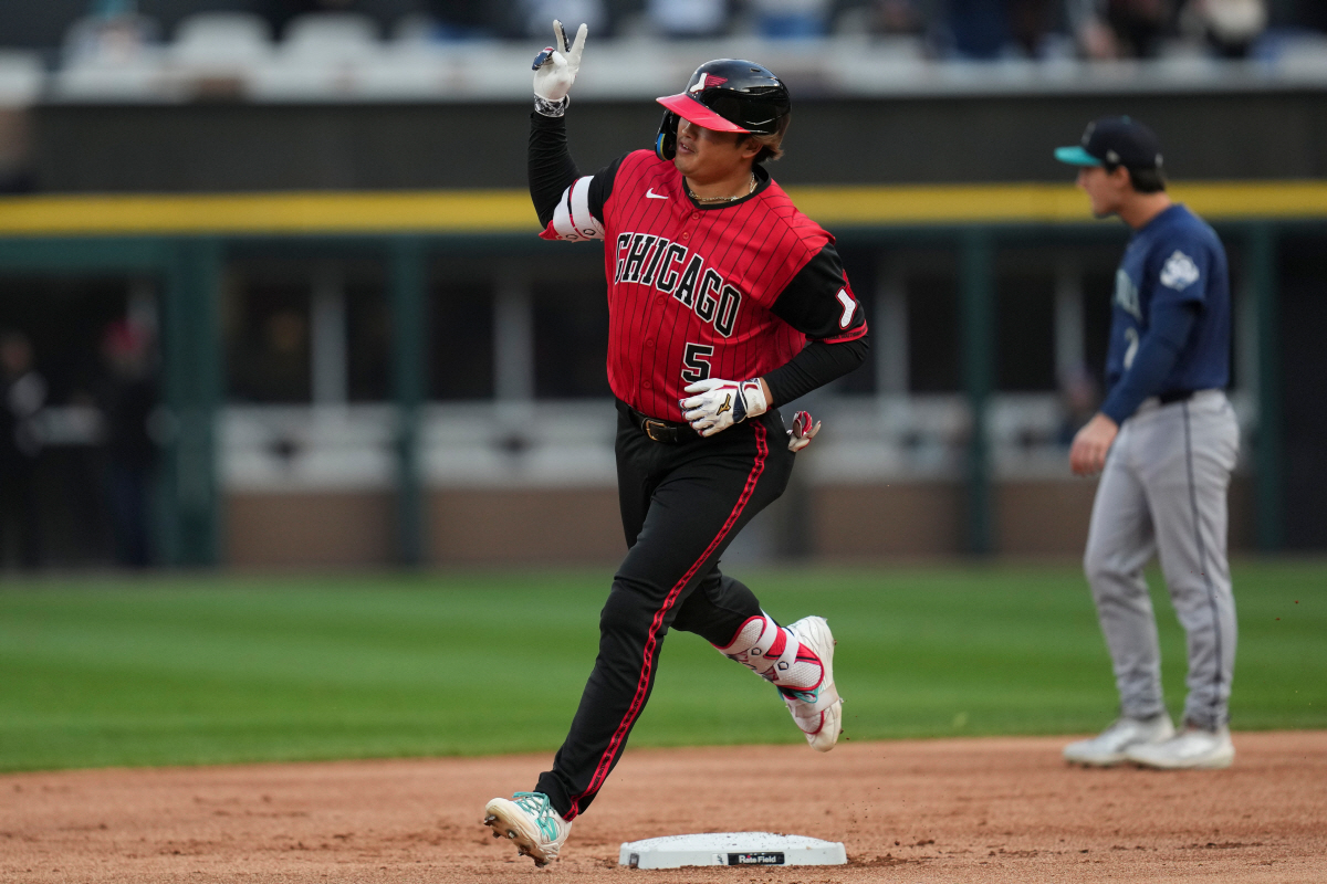Chicago White Sox's Munetaka Murakami runs the bases after hitting a home run during the first inning of a baseball game against the Seattle Mariners, Friday, May 8, 2026, in Chicago. (AP Photo/Erin Hooley)