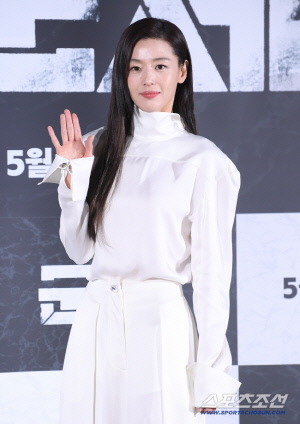 전지현, 촬영장 식단도 남달랐다..아이스박스 따로 준비 "많이 먹으면 집중 안 돼"