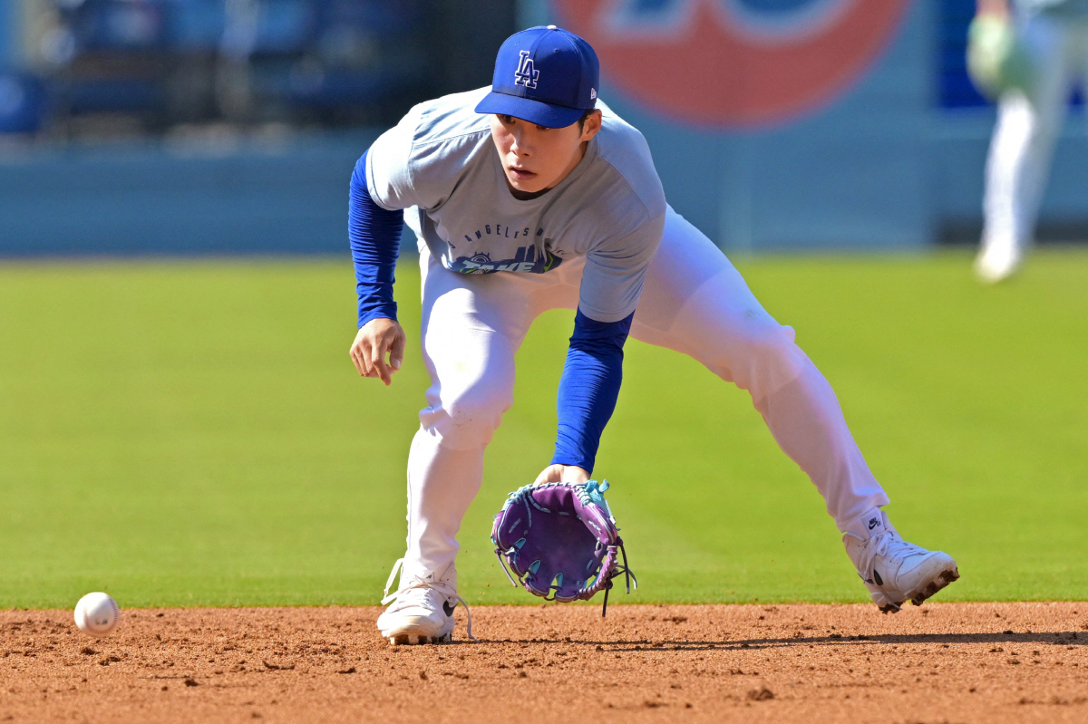 May 8, 2026; Los Angeles, California, USA; Los Angeles Dodgers shortstop Hyeseong Kim (6) warms up prior to the game against the Atlanta Braves at Dodger Stadium. Mandatory Credit: Jayne Kamin-Oncea-Imagn Images