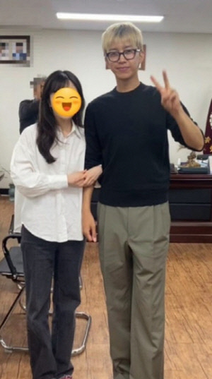 누군지 몰라봤는데..유명 男스타, 페라리 타고 모교 깜짝 방문