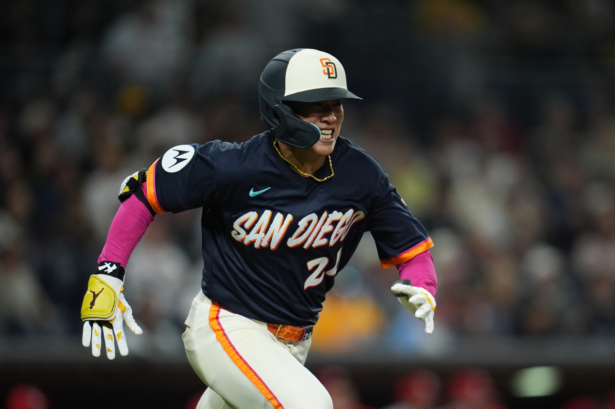 San Diego Padres' Sung-Mun Song runs on his way to grounding out during the eighth inning of a baseball game against the St. Louis Cardinals Friday, May 8, 2026, in San Diego. (AP Photo/Gregory Bull)