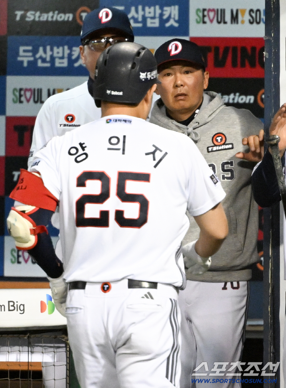 18일 잠실구장에서 열린 두산과 KIA의 경기. 8회말 두산 김원형 감독이 솔로포를 터뜨린 양의지를 반기고 있다. 잠실=박재만 기자 pjm@sportschosun.com/2026.04.18/