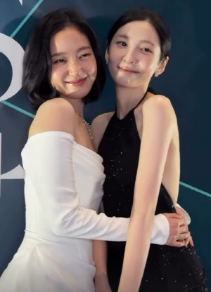 박지현, 대체 얼마나 마른 거야..'슬렌더' 김고은 옆 '극강의 뼈말라' 자태