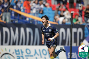 '김종민 해트트릭' 충남아산, '골대 퇴장 불운' 이랜드에 3-0 완승...화성-수원FC는 1-1 무승부