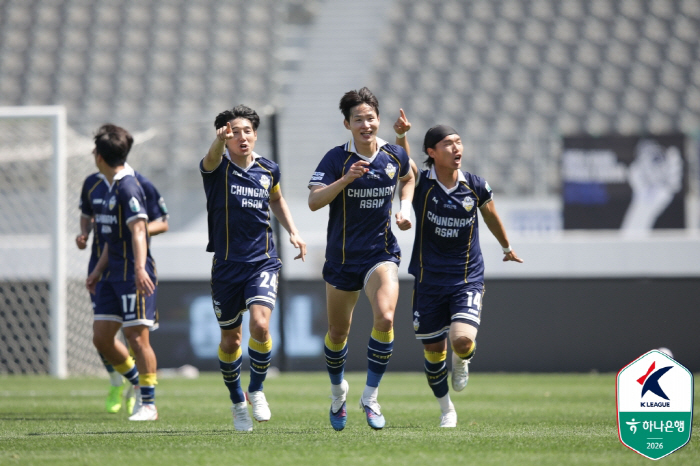 '김종민 해트트릭' 충남아산, '골대+퇴장 불운' 이랜드에 3-0 완승...화성-수원FC는 1-1 무승부