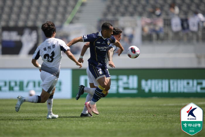'김종민 해트트릭' 충남아산, '골대+퇴장 불운' 이랜드에 3-0 완승...화성-수원FC는 1-1 무승부