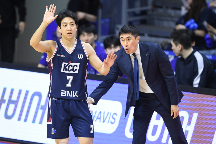 [현장분석] 최준용 파울아웃→이정현 역전 유로스텝→숀 롱 결정적 자유투. KCC가 결국 웃었다. 3차전 짜릿한 재역전 명승부. KCC 1승만 남았다.