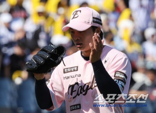 한화 왕옌청이 9일 LG전서 선발등판해 역투하고 있다. 사진제공=한화 이글스