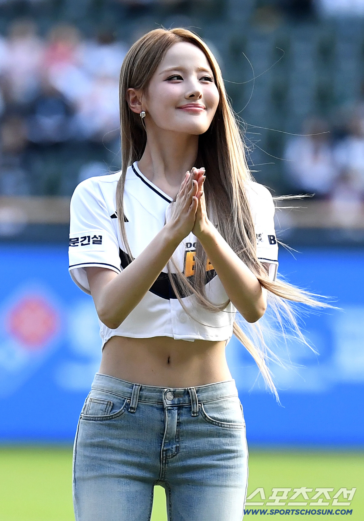 9일 잠실구장에서 열린 두산과 SSG의 경기. 시구를 하고 있는 걸그룹 '키스오브라이프' 벨. 잠실=송정헌 기자 songs@sportschosun.com/2026.05.09/