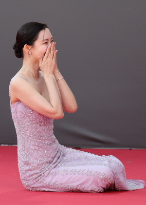 신현빈, 백상서 두번 '꽈당'에 어깨끈까지 훌렁..아찔한 돌발 상황