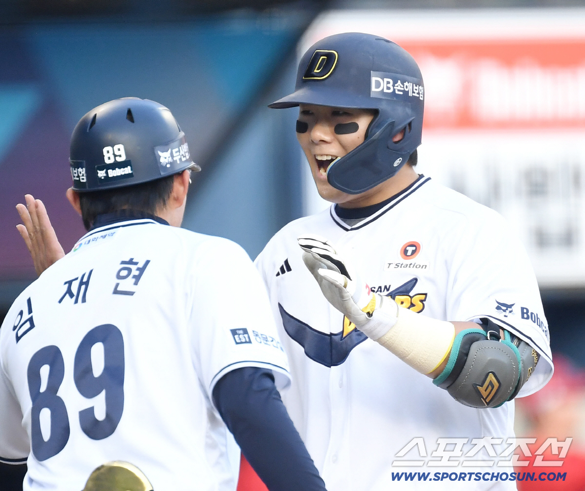 9일 잠실구장에서 열린 두산과 SSG의 경기. 3회 두산 윤준호가 SSG 긴지로를 상대로 투런홈런을 날렸다. 하이파이브를 나누고 있는 윤준호. 잠실=송정헌 기자 songs@sportschosun.com/2026.05.09/
