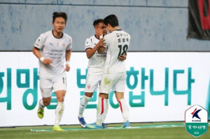 [K리그1 리뷰] '주닝요 멀티골' 포항, 우승 후보 대전 제압...2-0 완승 '4위 도약'