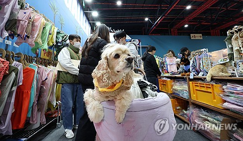 (서울=연합뉴스) 김주형 기자 = 22일 '국제 강아지의 날'을 앞두고 한국펫사료협회 주최로 서울 강남구 대치동 세텍에서 열린 반려동물 산업 박람회 '2026 케이펫페어 세텍'을 찾은 반려인들이 전시장을 둘러보고 있다. 2026.3.22 kjhpress@yna.co.kr