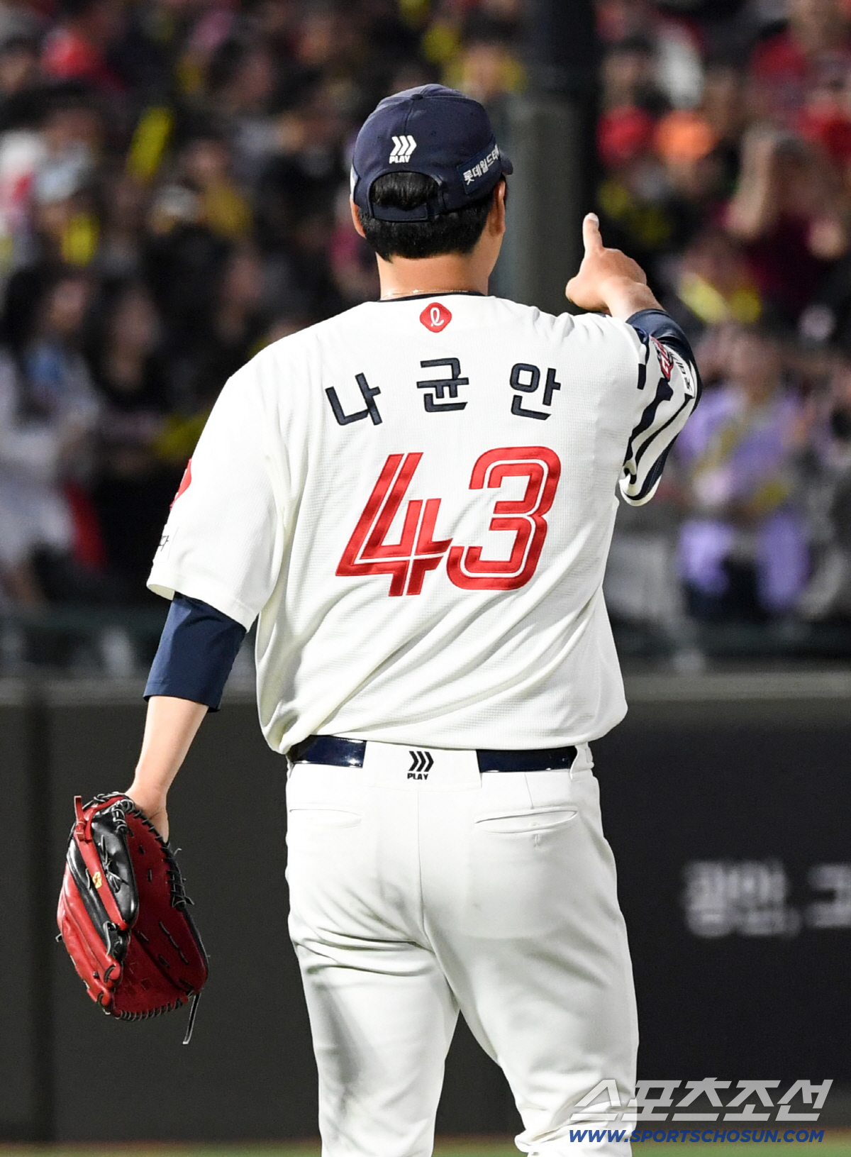전날 호투를 펼친 나균안도 박재현에게 홈런포 두 방을 허용하며 결국 패전 투수가 됐다.