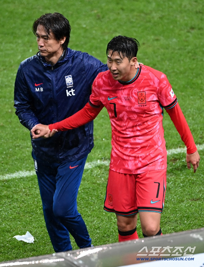10일 서울월드컵경기장에서 열린 대한민국 축구대표팀과 브라질의 A매치 평가전, 손흥민이 교체아웃되며 홍명보 감독의 격려를 받고 있다. 상암=허상욱 기자 wook@sportschosun.com/2025.10.10/