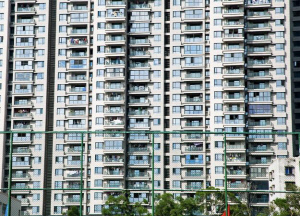 아파트 11층서 추락한 4살 기적 생존…"엄마 오는지 보려다" 눈물