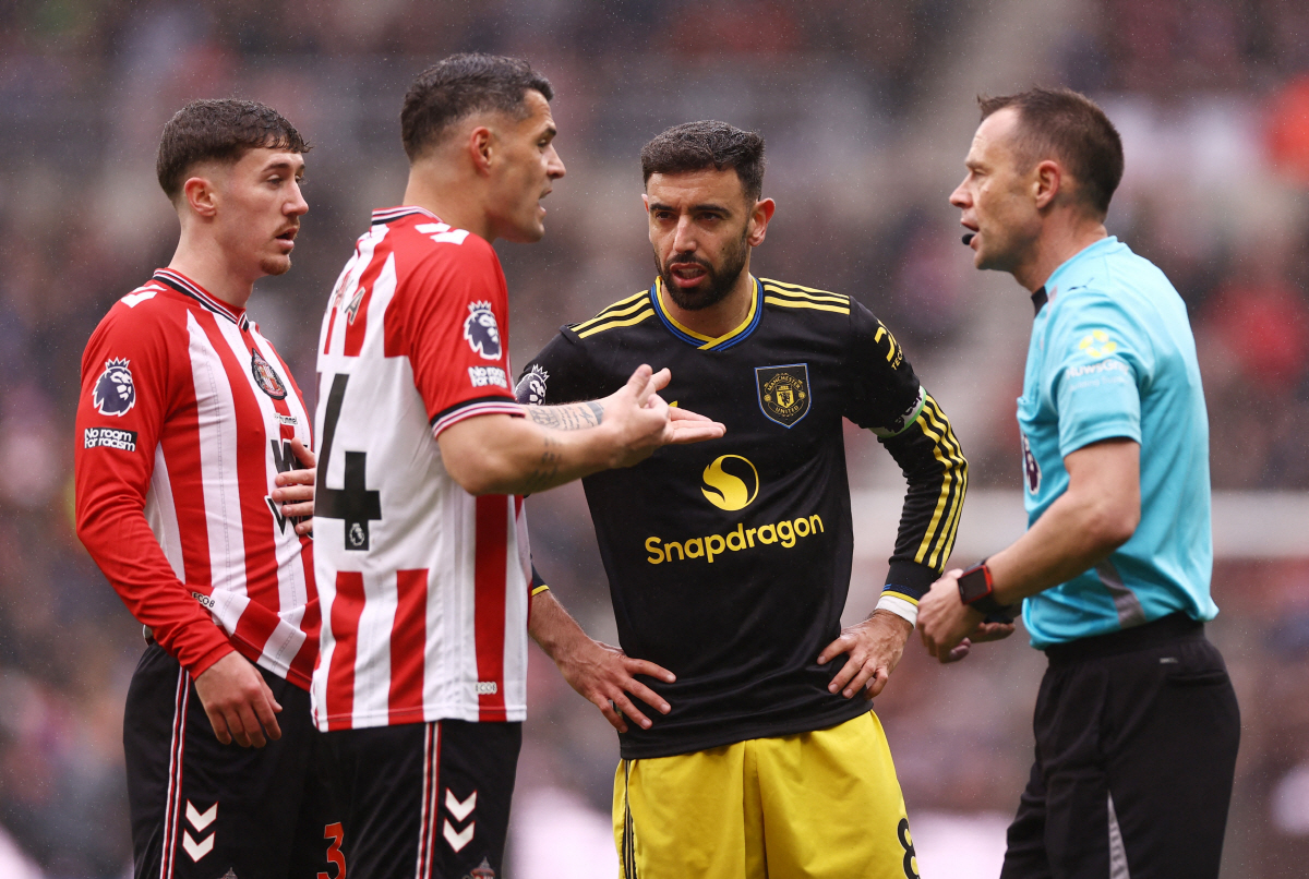 Soccer Football - Premier League - Sunderland v Manchester United - Stadium of Light, Sunderland, Britain - May 9, 2026 Sunderland's Trai Hume, Sunderland's Granit Xhaka and Manchester United's Bruno Fernandes remonstrate to referee Stuart Attwell Action Images via Reuters/Lee Smith EDITORIAL USE ONLY. NO USE WITH UNAUTHORIZED AUDIO, VIDEO, DATA, FIXTURE LISTS, CLUB/LEAGUE LOGOS OR 'LIVE' SERVICES. ONLINE IN-MATCH USE LIMITED TO 120 IMAGES, NO VIDEO EMULATION. NO USE IN BETTING, GAMES OR SINGLE CLUB/LEAGUE/PLAYER PUBLICATIONS. PLEASE CONTACT YOUR ACCOUNT REPRESENTATIVE FOR FURTHER DETAILS..