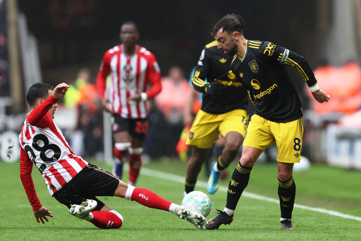 Soccer Football - Premier League - Sunderland v Manchester United - Stadium of Light, Sunderland, Britain - May 9, 2026 Sunderland's Enzo Le Fee in action with Manchester United's Bruno Fernandes REUTERS/Scott Heppell EDITORIAL USE ONLY. NO USE WITH UNAUTHORIZED AUDIO, VIDEO, DATA, FIXTURE LISTS, CLUB/LEAGUE LOGOS OR 'LIVE' SERVICES. ONLINE IN-MATCH USE LIMITED TO 120 IMAGES, NO VIDEO EMULATION. NO USE IN BETTING, GAMES OR SINGLE CLUB/LEAGUE/PLAYER PUBLICATIONS. PLEASE CONTACT YOUR ACCOUNT REPRESENTATIVE FOR FURTHER DETAILS..