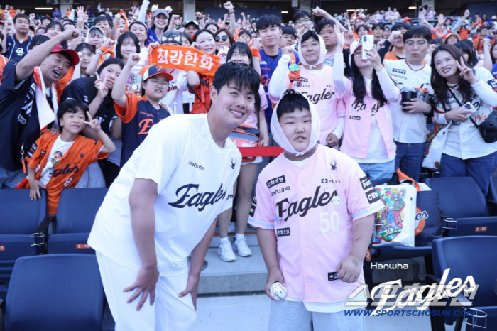 한화 박준영이 육성선수 최초 데뷔전 승리투수가 된 뒤 관중석 인터뷰를 하고 기념촬영을 하고 있다. 사진제공=한화 이글스