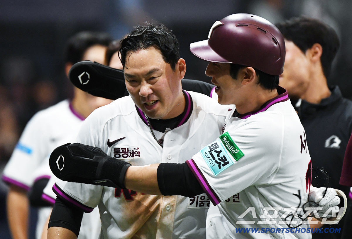 10일 서울 고척스카이돔에서 열린 KT 위즈와 키움 히어로즈의 경기. 9회말 1사 만루 안치홍이 끝내기 만루포를 친 후 서건창의 축하를 ㄹ받고 있다. 고척=정재근 기자 cjg@sportschosun.com/2026.5.10