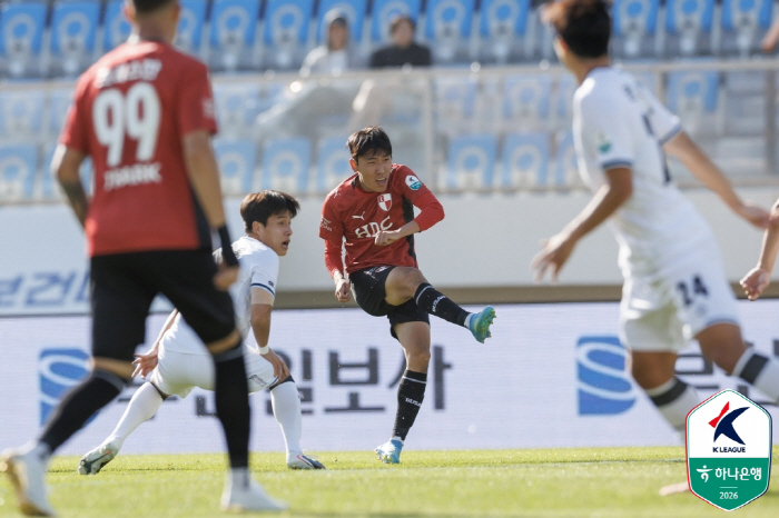 [현장 리뷰]'김현민 데뷔골+구상민 PK 선방' 부산, '7경기 무패' 천안에 1-0 승리 '선두 질주'...2위 수원과 승점 5점차