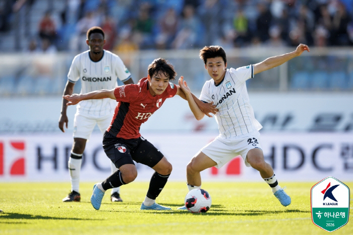 [현장 리뷰]'김현민 데뷔골+구상민 PK 선방' 부산, '7경기 무패' 천안에 1-0 승리 '선두 질주'...2위 수원과 승점 5점차