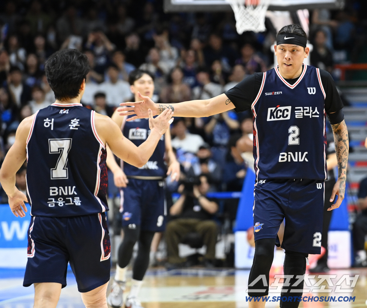 10일 부산사직체육관에서 열린 부산KCC와 고양 소노의 프로농구 챔피언결정전 4차전. KCC 최준용이 허훈과 하이파이브를 하고 있다. 부산=허상욱 기자 wook@sportschosun.com/2026.05.10/