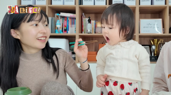 이지훈♥아야네, '무염육아' 소신 밝히다 '짬뽕 젓가락' 역풍..해명에도 싸늘한 민심