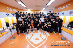 "K리그에서 가장 좋은 축구" 선두 서울 잡은 제주 세르지우 감독의 라커룸 리더십