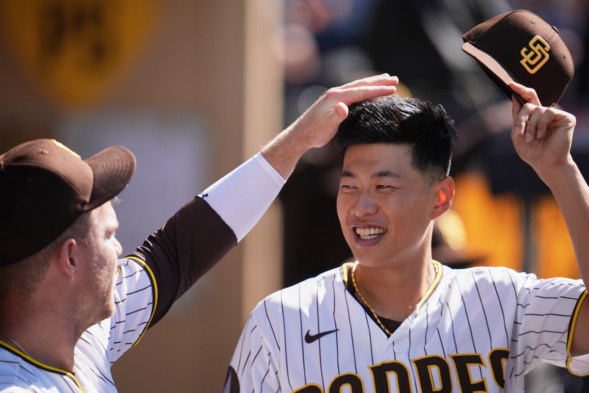 San Diego Padres's Gavin Sheets, left, touches the hair of San Diego Padres second baseman Sung-Mun Song before the Padres face the St. Louis Cardinals in a baseball game Saturday, May 9, 2026, in San Diego. (AP Photo/Gregory Bull)