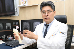 힘찬병원 이동녕 연구부소장, 비대학병원 최초 마코로봇 '고관절 인공관절수술 시연·교육' 지도의사