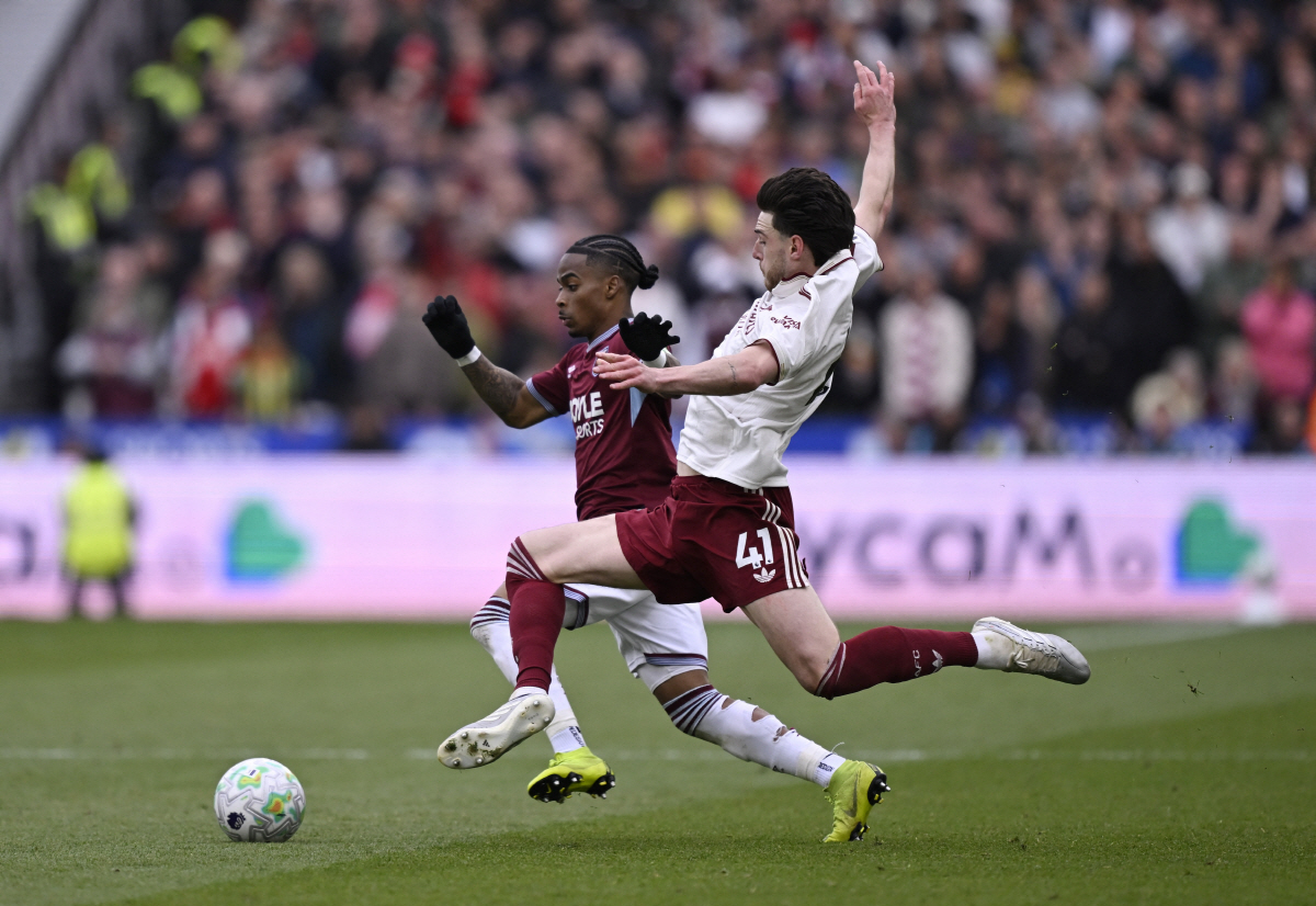 Soccer Football - Premier League - West Ham United v Arsenal - London Stadium, London, Britain - May 10, 2026 West Ham United's Crysencio Summerville in action with Arsenal's Declan Rice REUTERS/Tony O Brien EDITORIAL USE ONLY. NO USE WITH UNAUTHORIZED AUDIO, VIDEO, DATA, FIXTURE LISTS, CLUB/LEAGUE LOGOS OR 'LIVE' SERVICES. ONLINE IN-MATCH USE LIMITED TO 120 IMAGES, NO VIDEO EMULATION. NO USE IN BETTING, GAMES OR SINGLE CLUB/LEAGUE/PLAYER PUBLICATIONS. PLEASE CONTACT YOUR ACCOUNT REPRESENTATIVE FOR FURTHER DETAILS..