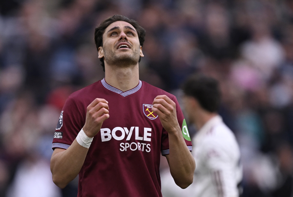 Soccer Football - Premier League - West Ham United v Arsenal - London Stadium, London, Britain - May 10, 2026 West Ham United's Konstantinos Mavropanos reacts REUTERS/Tony O Brien EDITORIAL USE ONLY. NO USE WITH UNAUTHORIZED AUDIO, VIDEO, DATA, FIXTURE LISTS, CLUB/LEAGUE LOGOS OR 'LIVE' SERVICES. ONLINE IN-MATCH USE LIMITED TO 120 IMAGES, NO VIDEO EMULATION. NO USE IN BETTING, GAMES OR SINGLE CLUB/LEAGUE/PLAYER PUBLICATIONS. PLEASE CONTACT YOUR ACCOUNT REPRESENTATIVE FOR FURTHER DETAILS..