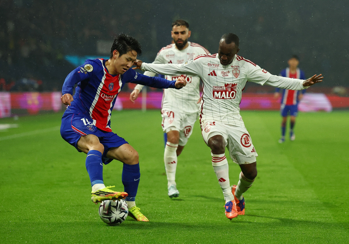 Soccer Football - Ligue 1 - Paris St Germain v Brest - Parc des Princes, Paris, France - May 10, 2026 Paris St Germain's Lee Kang-in in action with Brest's Kamory Doumbia REUTERS/Abdul Saboor