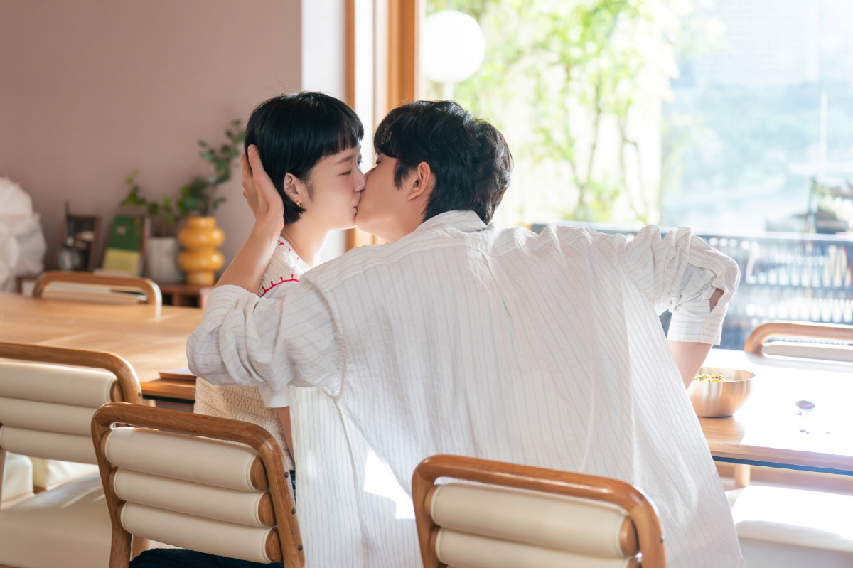 윰록 때문에 현생 복귀 안돼..'유미의 세포들3' 김고은X김재원, 설렘 치사량 스틸 공개