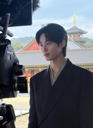[청룡랭킹] '이안대군 열풍' 변우석, 4월 男 배우 부문 압도적 1위…득표율 42.56%