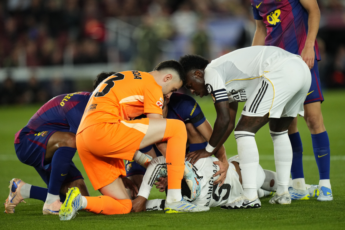 epa12946386 Real Madrid's Jude Bellingham lies on the ground as players from both teams check on him during the Spanish LaLiga soccer match between FC Barcelona and Real Madrid, in Barcelona, Spain, 10 May 2026. EPA/SIU WU