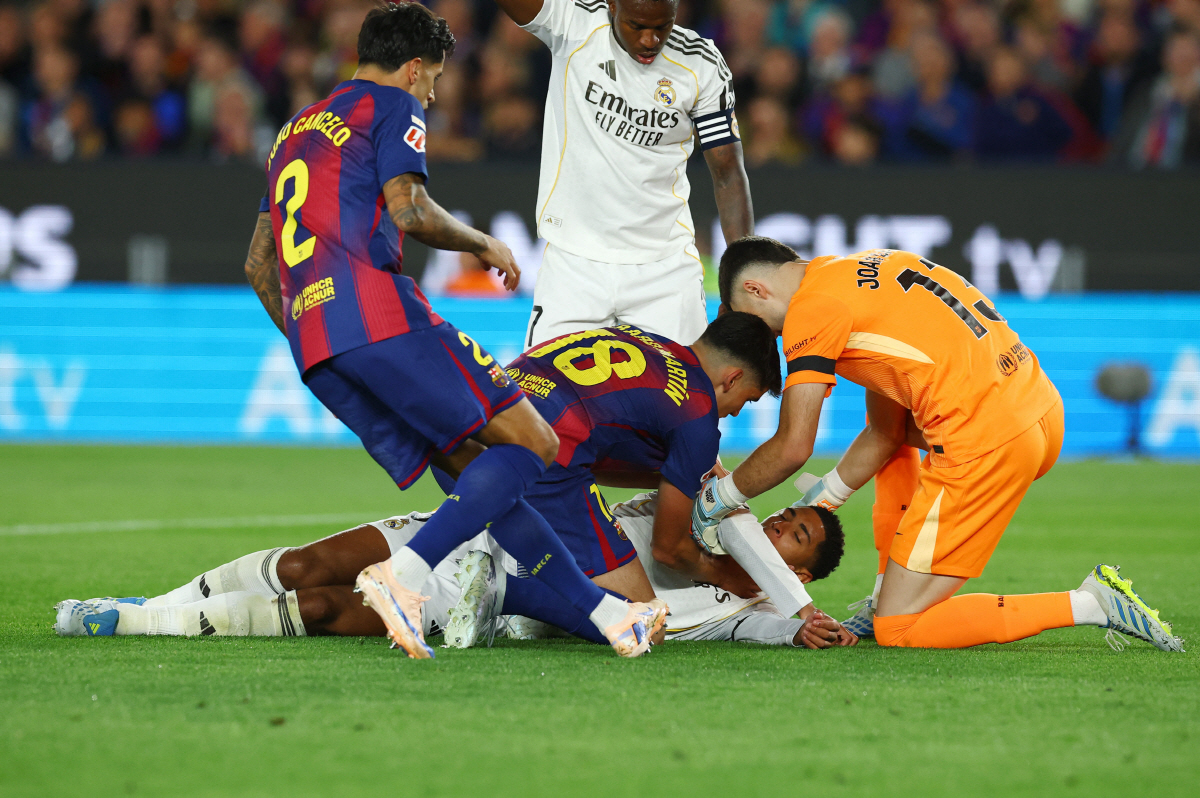 Soccer Football - LaLiga - FC Barcelona v Real Madrid - Spotify Camp Nou, Barcelona, Spain - May 10, 2026 Real Madrid's Jude Bellingham after sustaining an injury REUTERS/Albert Gea