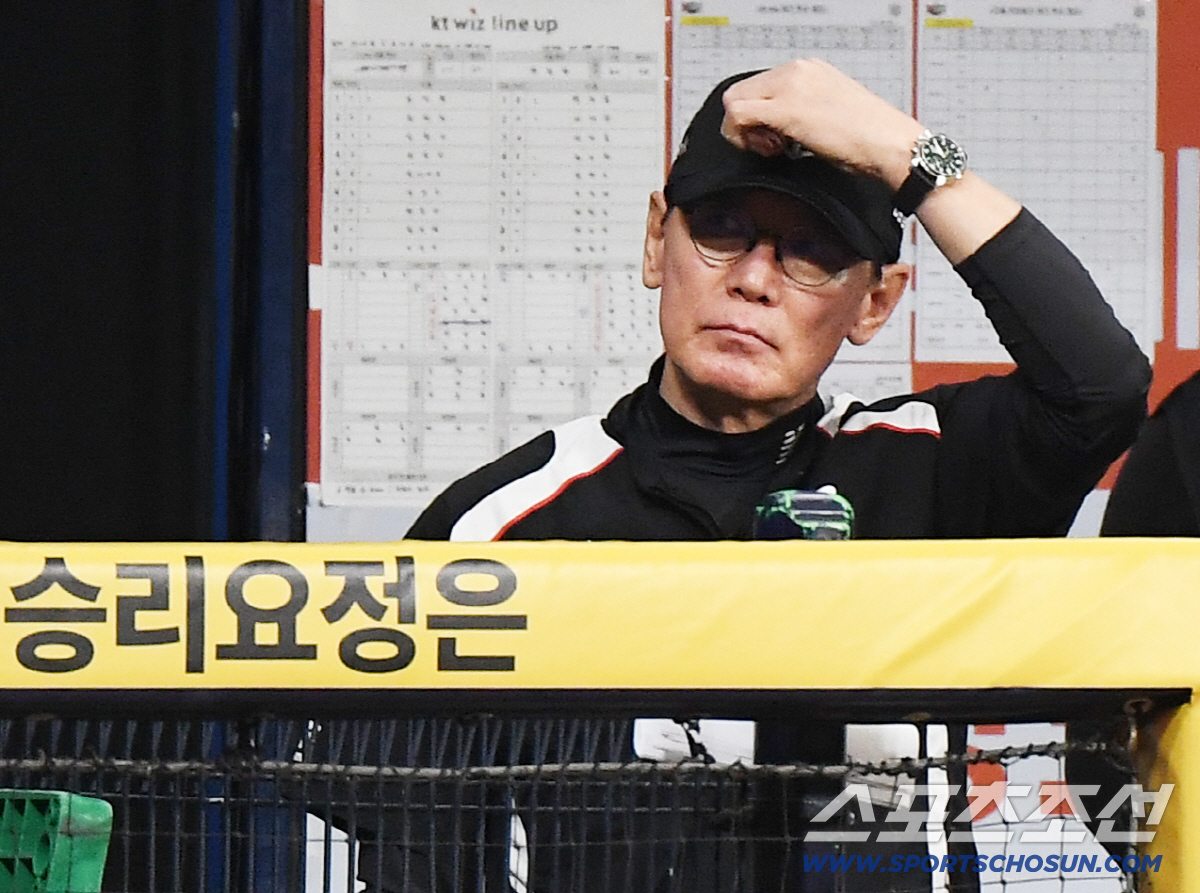 10일 서울 고척스카이돔에서 열린 KT 위즈와 키움 히어로즈의 경기. KT 이강철 감독이 경기를 지켜보고 있다. 고척=정재근 기자 cjg@sportschosun.com/2026.5.10
