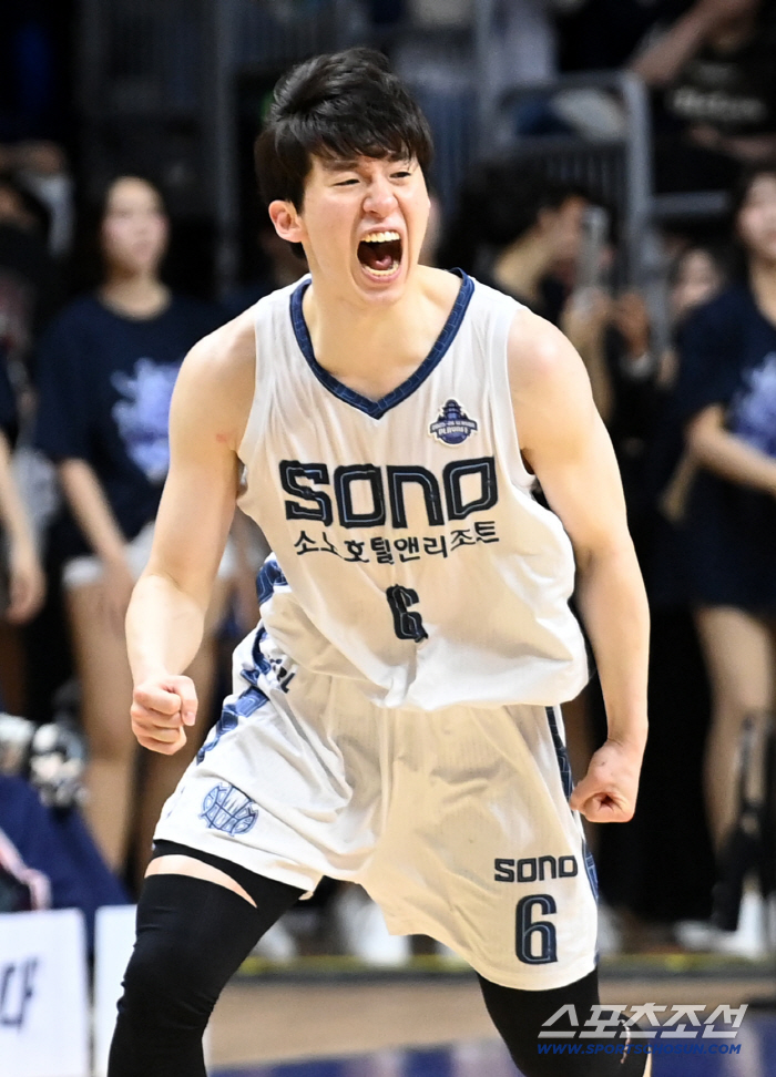 3, 4차전 주고 받은 KCC 허훈과 소노 이정현. 서로가 인정한 라이벌. 이정현 "허훈은 탑 디펜더", 허훈 "이정현, 솔직히 너무 잘한다"
