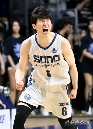 3, 4차전 주고 받은 KCC 허훈과 소노 이정현. 서로가 인정한 라이벌. 이정현 "허훈은 탑 디펜더", 허훈 "이정현, 솔직히 너무 잘한다"