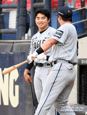 5명이 33홈런 '폭격', 라팍팀 삼성보다 더 많이 쳤다…총체적 난국 → 벼랑끝 대반전, '평균 25.2세' 독수리 5형제 있었네