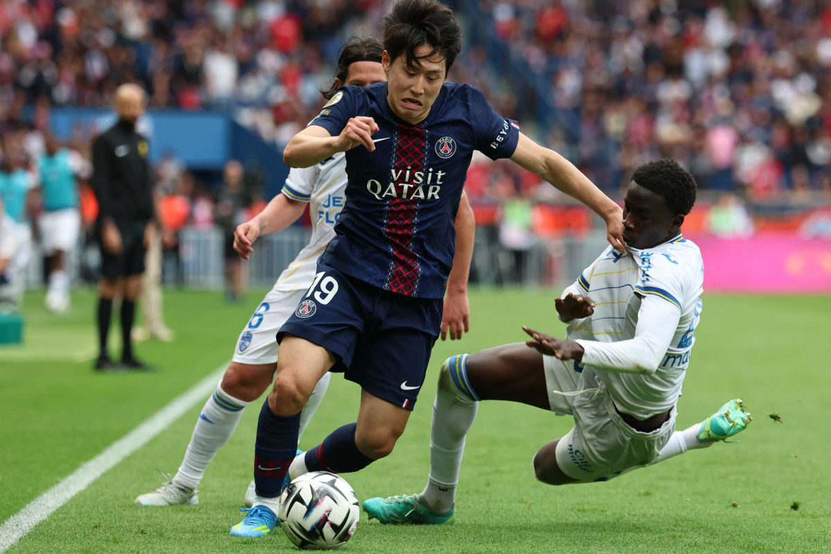 Paris Saint-Germain's South Korean midfielder #19 Kang-In Lee (L) and Lorient's Senegalese defender #25 Abdoulaye Faye (R) fight for the ball during the French L1 football match between Paris Saint-Germain (PSG) and FC Lorient at Parc des Princes stadium in Paris on May 2, 2026. (Photo by FRANCK FIFE / AFP)