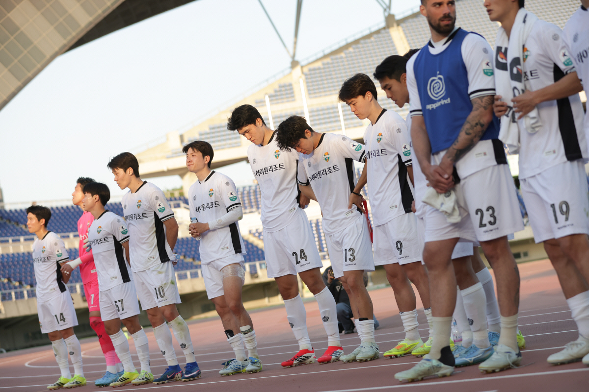 광주월드컵경기장/ K리그1/ 광주FC vs 강원FC/ 경기종료/ 무승부/ 강원 단체/ 아쉬움/ photo by Kyungtae Kim