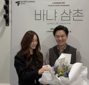 "서진 삼촌 최고" 대림家 4세 이주영, 이서진에 꽃다발 '의외의 투샷'