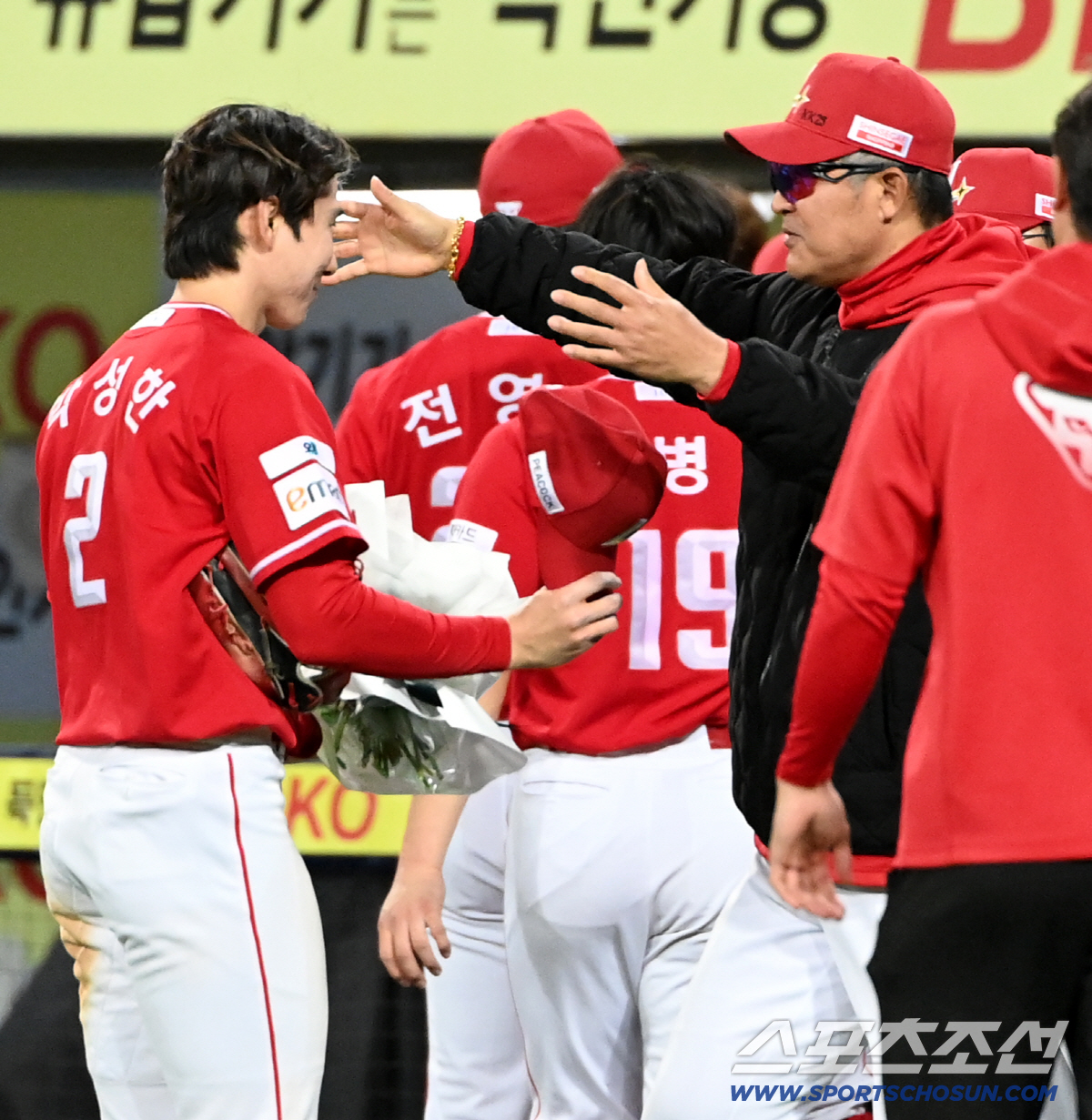21일 대구삼성라이온즈파크에서 열린 SSG와 삼성의 경기. SSG가 5대4로 승리했다. 이숭용 감독이 박성한에게 개막 19경기 연속 안타 신기록을 축하하는 꽃다발을 전하며 포옹하고 있다. 대구=허상욱 기자 wook@sportschosun.com/2026.04.21/