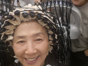 "이건 찍어야 돼" 고두심, 머리에 펌 기계 꽂고 깜짝...국민엄마 '반전 귀요미'